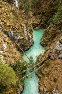 Die Geisterklamm oder auch Leutaschklamm bei Mittenwald, umgestürzte Bäume liegen darüber Die Geisterklamm oder auch Leutaschklamm bei Mittenwald, umgestürzte Bäume liegen darüber